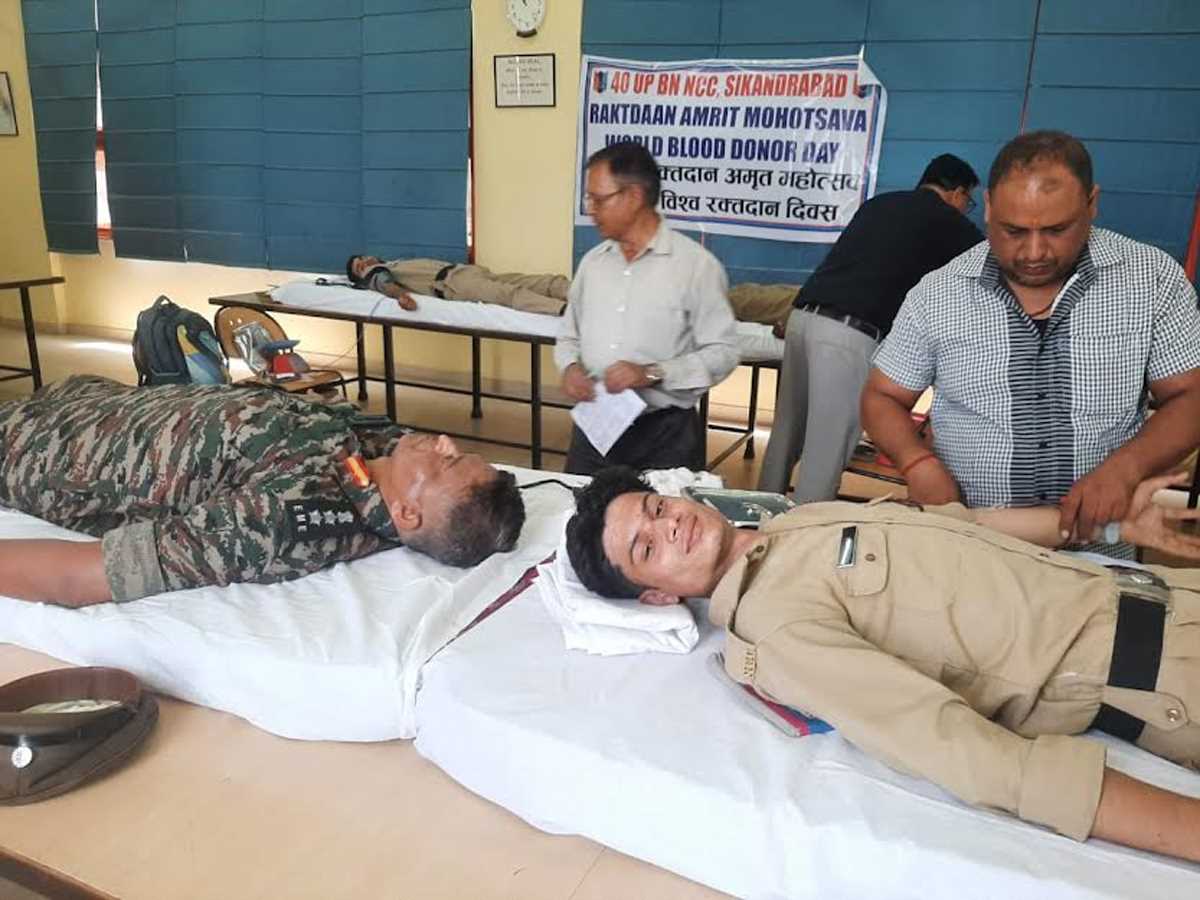 रक्तदान अमृत महोत्सव में एन. सी. सी. कैडेट्स ने किया रक्तदान